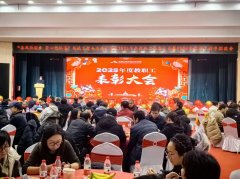 退休教师代表分享了多年处置育人事业的